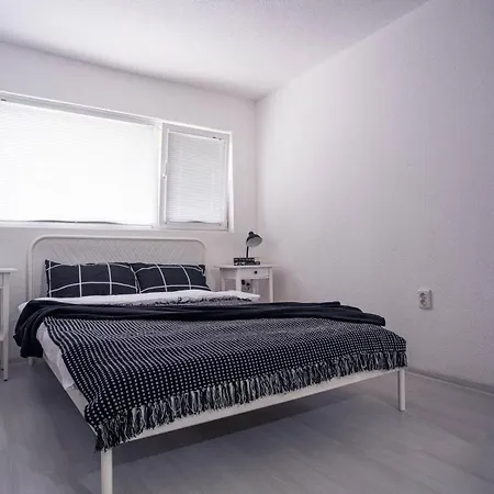 Apartamento студио черно и бяло