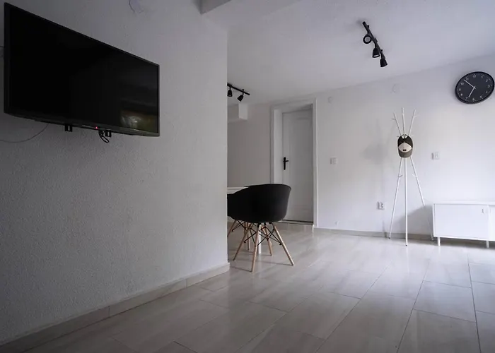 студио черно и бяло *